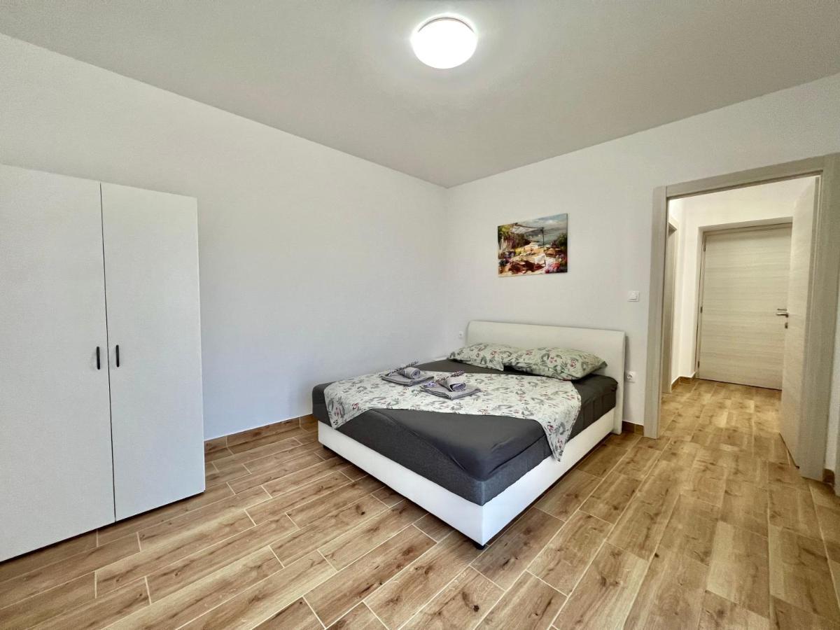 Fantasia Del Mare Apartment And Rooms Драмал Екстериор снимка